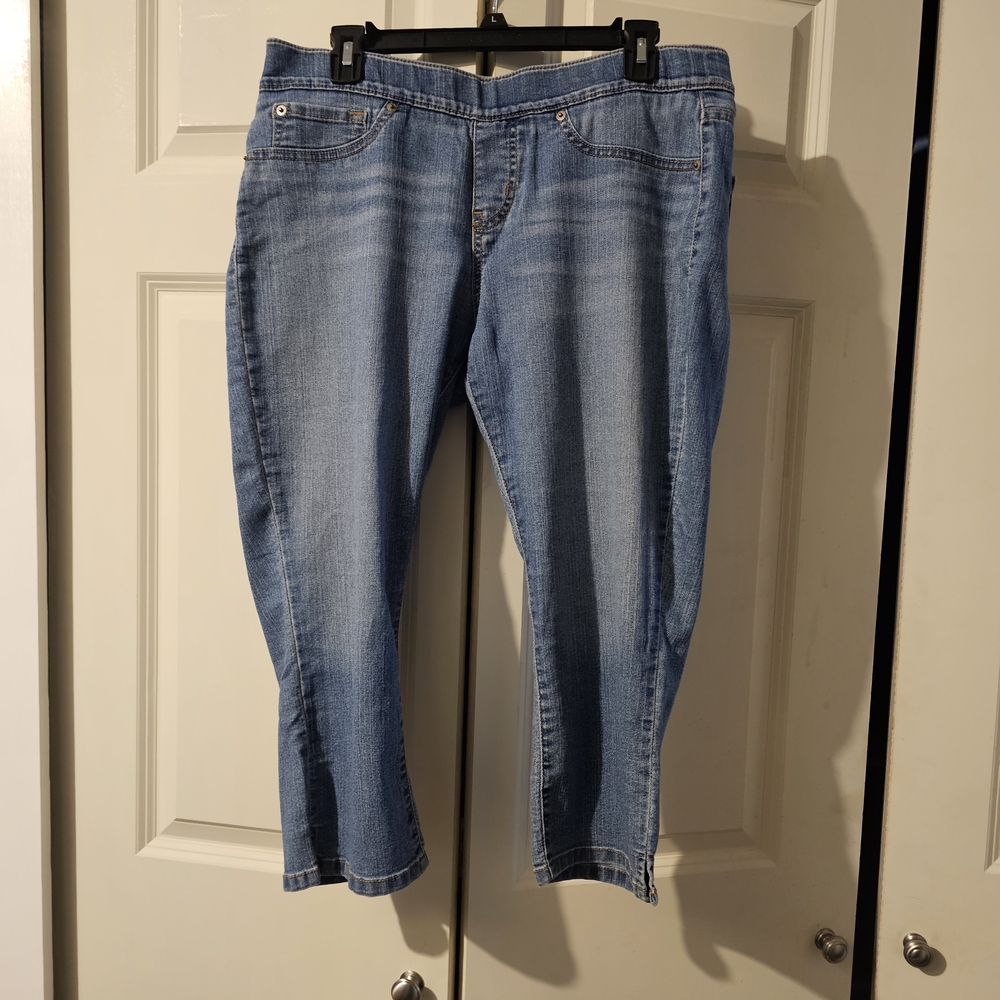 Levi's Women's Light Blue Cropped Jeans - Size 14. Soooooo Comfy And Relaxed